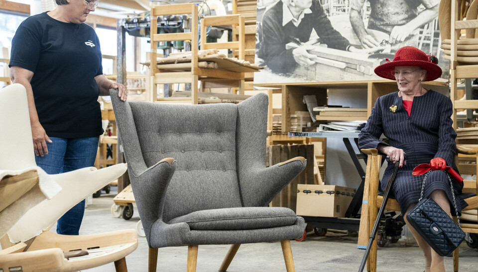 Den er for dyb for gamle mig, sagde dronningen, og så satte hun sig i en anden stol.