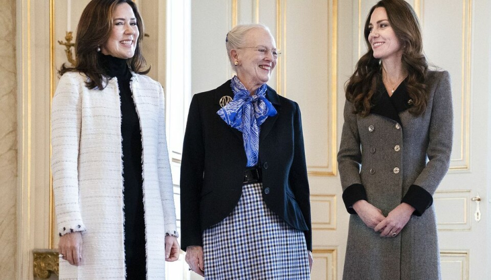 Dronning Margrethe og kronprinsesse Mary modtager hertuginden af Cambridge, Catherine, i Riddersalen i Christian IX’s Palæ på Amalienborg.