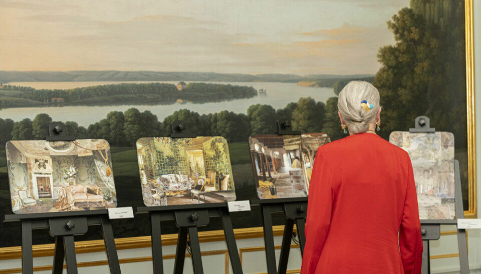 Dronning Margrethe iagttager sine egne decoupager, som her er udstillet på Moltkes Palæ, hvor verdenspremieren på Netflix-filmen 'Ehrengard: Forførelsens kunst' fandt sted tidligere i september. (Arkivfoto).