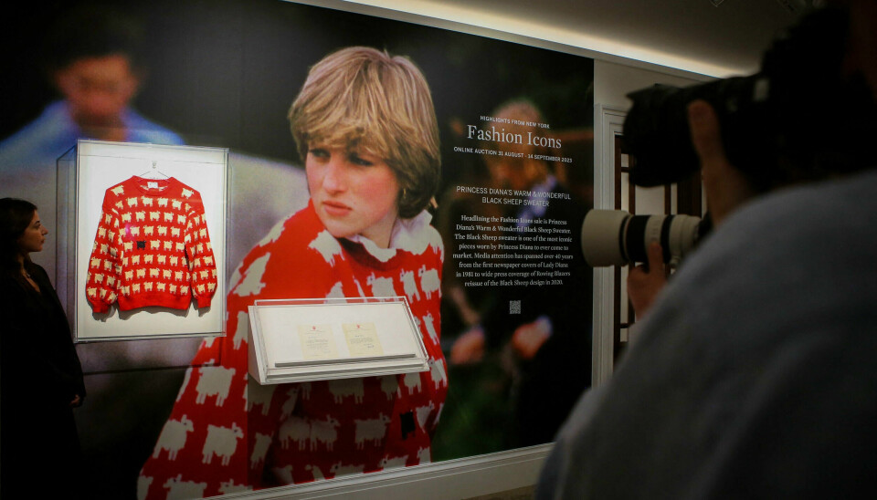 Det var forventet, at prinsesse Dianas ikoniske sweater ville indbringe op mod en halv million danske kroner, men den blev solgt for omkring otte millioner danske kroner. (Arkivfoto).