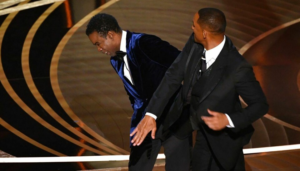 Komiker Chris Rock skulle til at præsentere de nominerede i kategorien Bedste Dokumentar under årets oscaruddeling, da skuespiller Will Smith gik på scenen og gav Rock en lussing efter en joke om Smiths kone.
