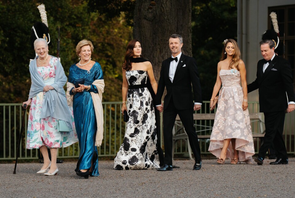 Her er det dronning Margrethe, dronning Anne-Marie samt kronprins Frederik og kronprinsesse Mary. Bag dem ses prinsesse Madeleine og hendes mand Christopher O'Neill.