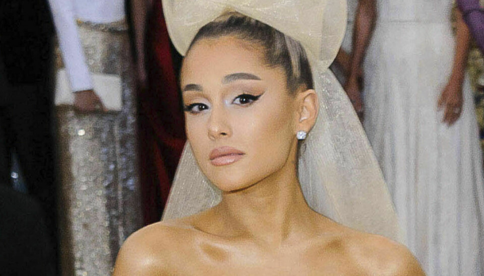 Den amerikanske sangstjerne og skuespiller Ariana Grande har mandag ansøgt om at blive skilt fra sin mand, ejendomsmægleren Dalton Gomez.