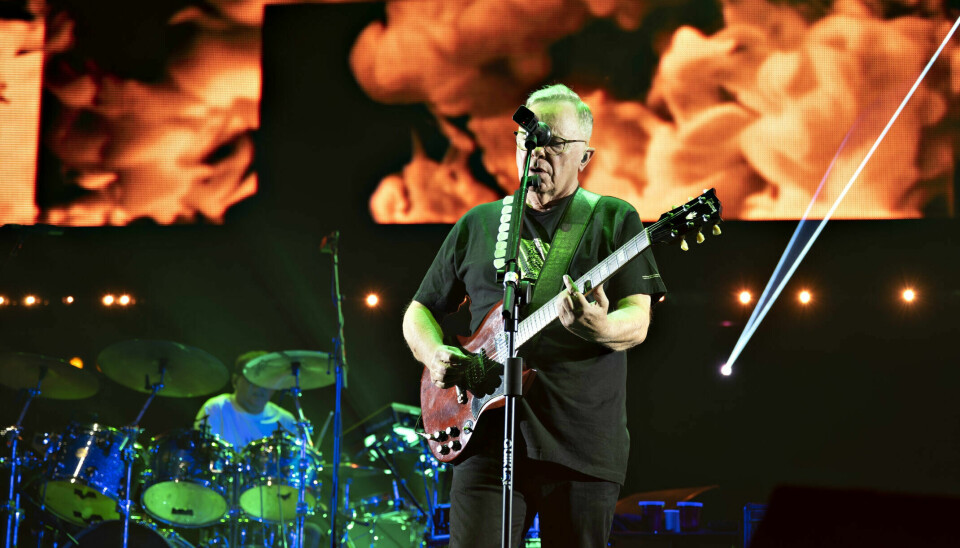 Jyllands-Postens anmelder giver bandet to ud af fem stjerner og skriver blandt andet, at New Order 'skuffede fælt'.