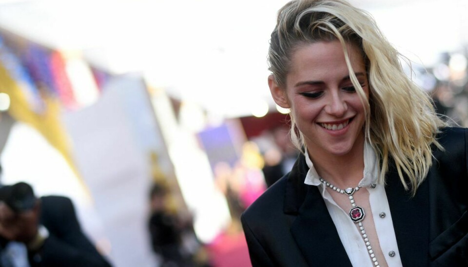 Kristen Stewart dukkede op i satinsort jakke, åbnenstående hvid skjorte. Og en Chanel drop halskæde i hvidguld med onyx, spinel og diamanter. Kilde: Town & Country