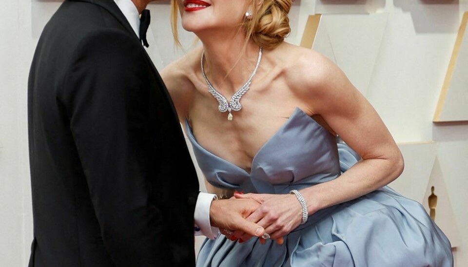 Nicole Kidman, her med sin mand Keith Urban, på den røde løber i enArmani Privé-kjole. Dertil diamant halskæde, armbånd, ring og øreringe samt et Omaga-ur. Kilde: Town & Country