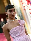 Zoë Kravitz i en stropløs pink Saint Laurent kjole og diamant halskæde og øreringe fra Kwiat.