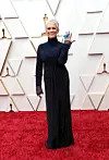 Jamie Lee Curtis var klædt i en Stella McCartney kjole og bar stjerneformede diamant-øreringe fra Cathy Waterman. Og nå ja - så viste hun sin støtte til Ukraine med en helt særlig ring. Kilde: Town & Country