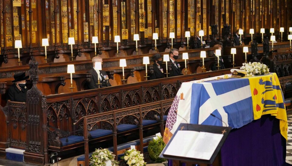 Billedet her er fra prins Philips begravelse fra St. George's Chapel i Windsor den 17. april 2021. Til venstre i billedet ses dronning Elizabeth.
