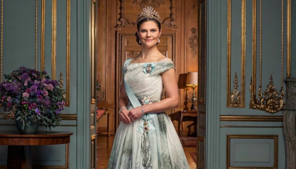 Kronprinsesse Victoria portrætteteret i den H&M-kjole, hun også bar ved sin brors bryllup tilbage i 2015.