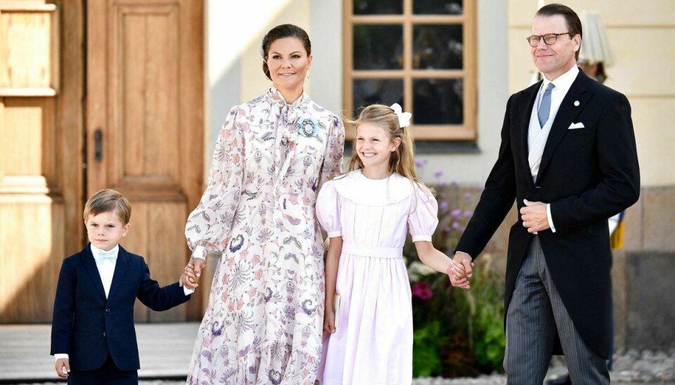 Prinsesse Estelle ses her i sin mors 35 år gamle kjole da kronprinsesse familien deltog ved prins Julians barnedåb i august sidste år.