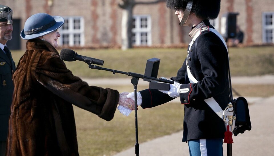 Dronning Margrethe overrækker Dronningens Ur til Mads Tjørnehøj Kraaer på Livgardens Kaserne i København. Dronning Margrethe overrækker Dronningens Ur til Mads Tjørnehøj Kraaer på Livgardens Kaserne i København.