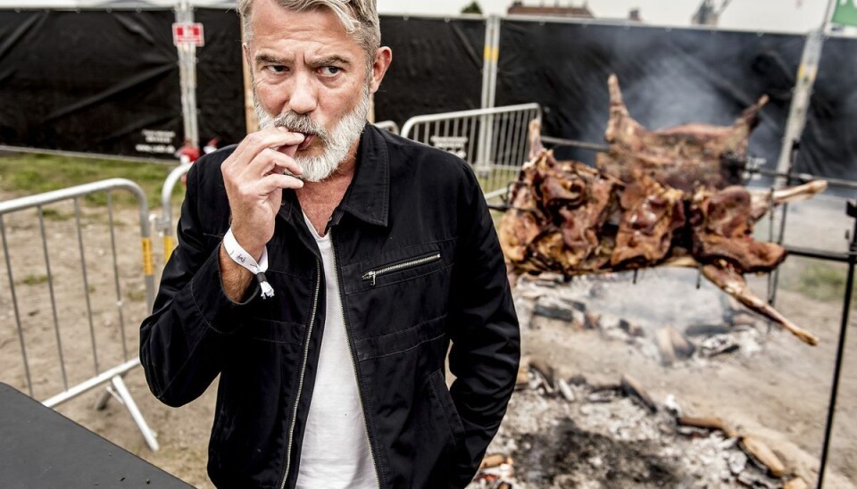 Mad- og vinanmelder Søren Frank har drukket vin for en million kroner. En hemmelig donor tog sig af regningen. Mad- og vinanmelder Søren Frank har drukket vin for en million kroner. En hemmelig donor tog sig af regningen.