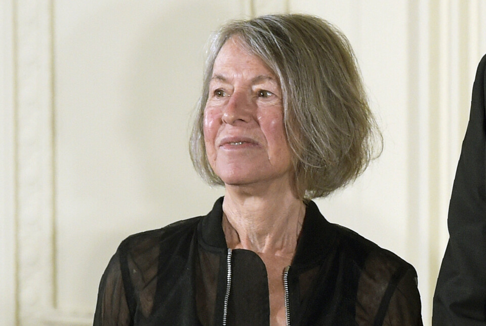 Det var i 2020, at den amerikanske digter Louise Glück modtog Nobelprisen i litteratur for sin 'umiskendelige poetiske stemme, der med streng skønhed gør det enkelte menneskes eksistens universel', som det hed i Det Svenske Akademis motivering.