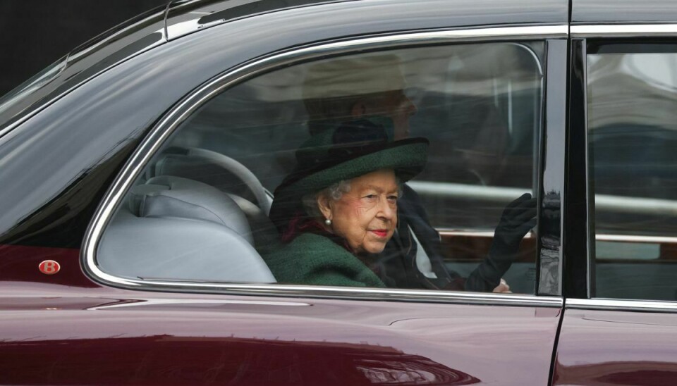 Dronning Elizabeth ankommer til Westminster Abbey i følge med prins Andrew.
