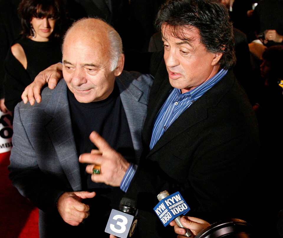 Burt Young, der her ses ved siden af Sylvester Stallone (t.h.) er død. Han medvirkede i samtlige Rocky-film.