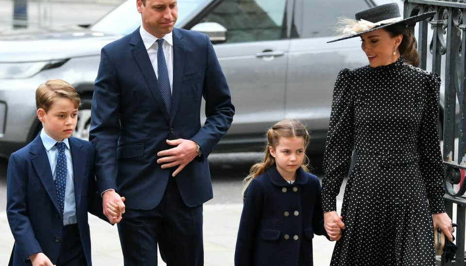 Prins William og hertuginde Kate ankommer sammen med parrets to ældste børn, prins Georg og prinsesse Charlotte.