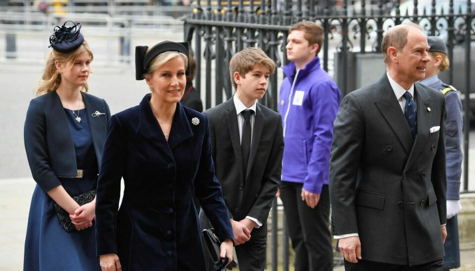 Prins Edward sammen med sin hustru grevinde Sophie og parrets to børn Lady Louise Mountbatten-Windsor og James, Viscount Severn,