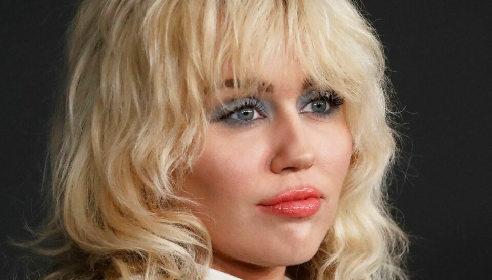 Miley Cyrus må aflyse en koncert, efter hendes fly er blevet ramt af et lyn.