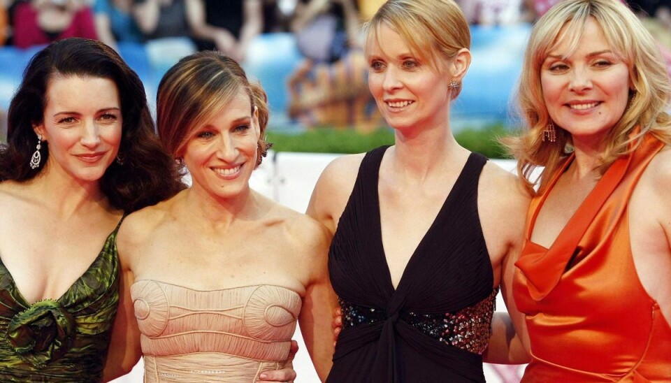Seriens fire omdrejningspunkter, fra venstre, Charlotte, Carrie, Miranda og Samantha, der blev spillet af Kristin Davis, Sarah Jessica Parker, Cynthia Nixon og Kim Cattrall. Seriens fire omdrejningspunkter, fra venstre, Charlotte, Carrie, Miranda og Samantha, der blev spillet af Kristin Davis, Sarah Jessica Parker, Cynthia Nixon og Kim Cattrall.