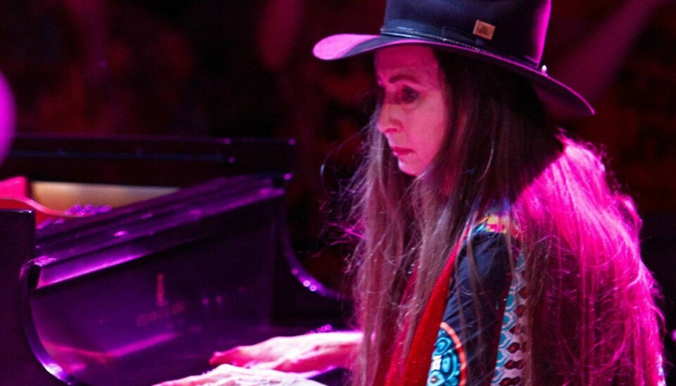 Bobbie Nelson bag klaveret under en koncert med Willie Nelsons 'Family Band'.