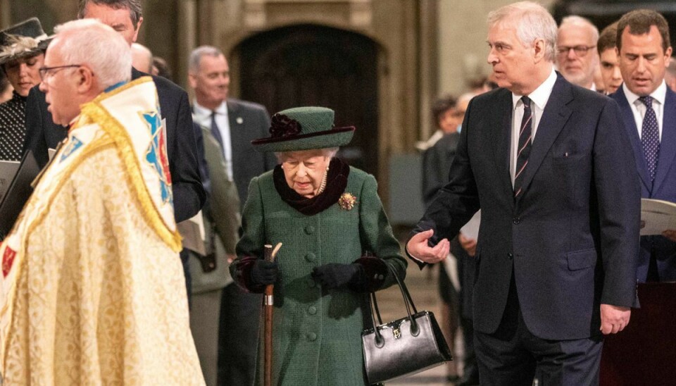 Prins Andrew ledsager sin mor op ad kirkegulvet i Westminster Abbey ved tirsdagens mindehøjtidelighed for afdøde prins Philip. Prins Andrew ledsager sin mor op ad kirkegulvet i Westminster Abbey ved tirsdagens mindehøjtidelighed for afdøde prins Philip.