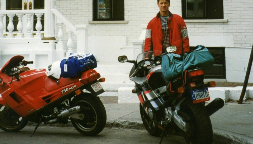 Fra Boston til Montréal i 1993. Kronprinsens Ducati (tv.) og PET-motorcyklen, der blev stjålet på turen (th.). (Privatfoto).