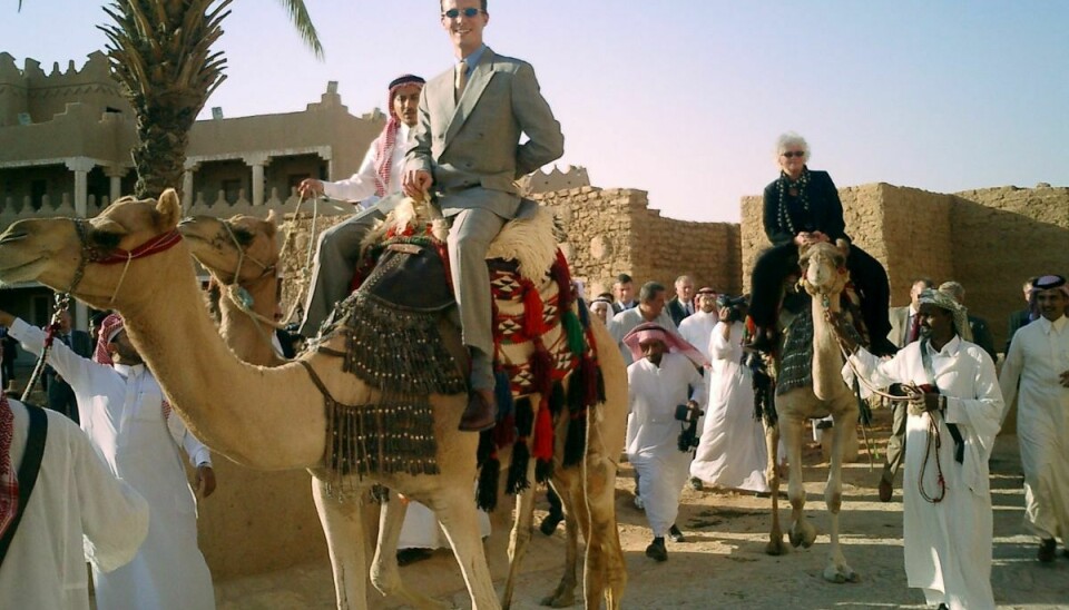 Prins Joachim på kamelryg på turen til Saudi-Arabien i 2003. Selvsamme dag, som ensemblet rejste ud af landet, blev 11 lokale terrormistænkte al-Qaeda-folk anholdt, og en stor mængde våben, ammunition og bombematerialer blev beslaglagt. (Privatfoto).