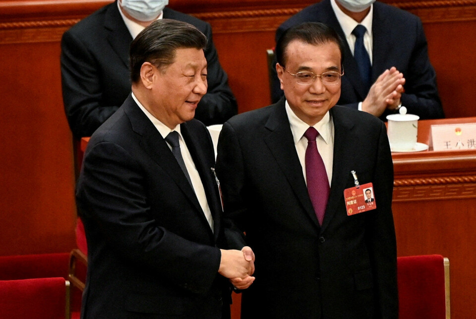 Tidligere premierminister i Kina Li Keqiang (tv) er død af et pludseligt hjerteanfald, skriver et kinesisk statsmedie. Her ses han sammen med Kinas præsident, Xi Jinping (th), i marts.