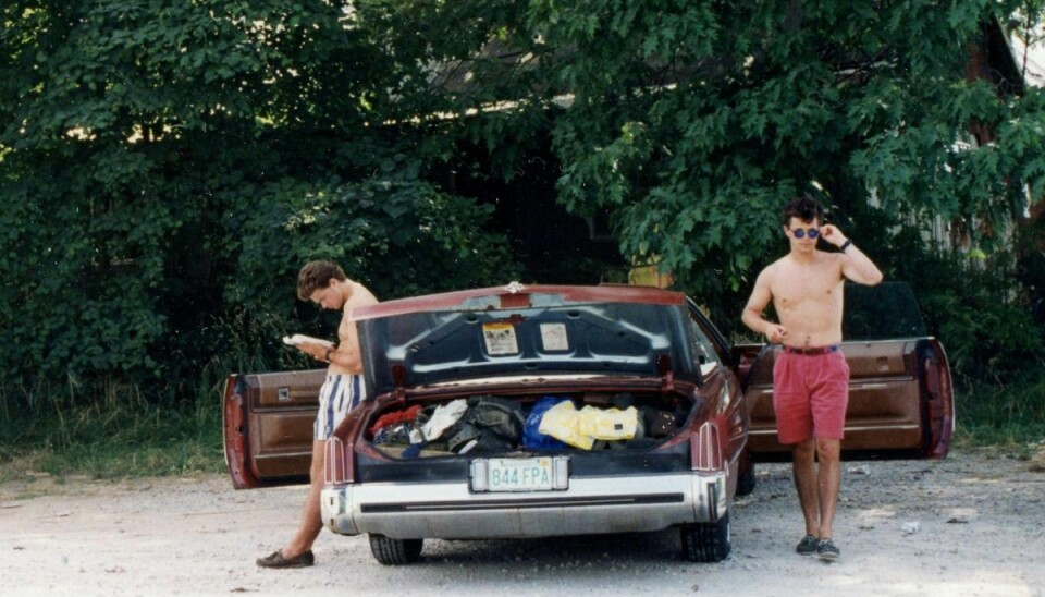 Kronprins Frederik og hans gode ven Holger Voss på roadtrip tværs over USA i 1993. Vennerne har rygsække, liggeunderlag og soveposer pakket i den bordeauxfarvede Cadillac Eldorado Convertible. (Privatfoto).