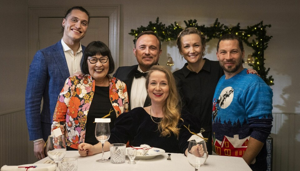 De seks kendte danskere, der er med i 'Nu er det jul igen', er fra venstre Jaffer Janjooa, Rosa Kildahl, Thomas Evers Poulsen, Ulla Vejby, Sara Lygum og Simon Stenspil.