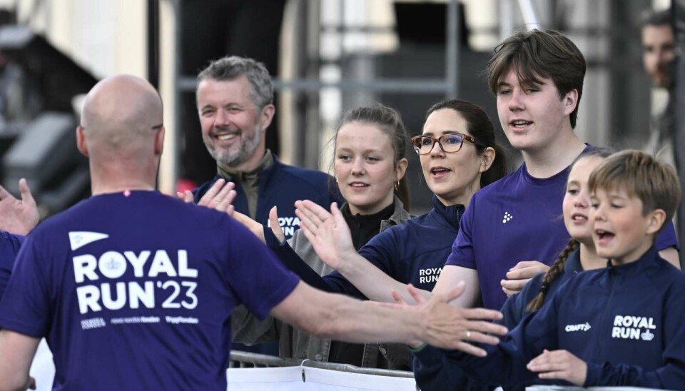 Hele kronprinsfamilien hepper på deltagerne ved Royal Run 2023 i København