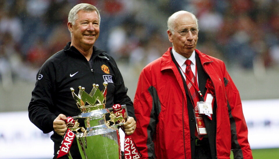 Sir Bobby Charlton sammen med sir Alex Ferguson. Charlton døde som følge af et fald på et plejehjem for demente.