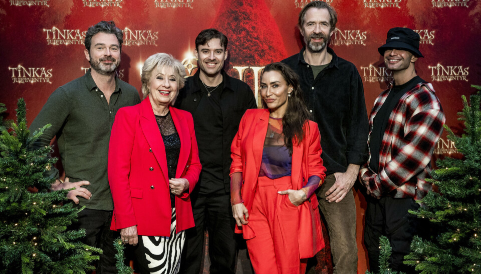 Den populære tv-julekalender 'Tinkas juleeventyr' får premiere i november 2024 i Glassalen i Tivoli i København med - fra venstre - Martin Bo Lindsten, Birthe Kjær, Johannes Nymark, Szhirley, Kasper Leisner og Burhan G i front for forestillingen.