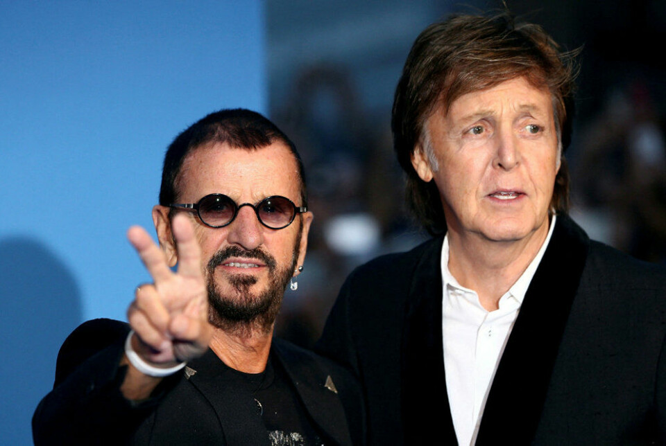Ringo Starr (tv.) og Paul McCartney (th.) er de eneste to levende Beatles-medlemmer. Alligevel medvirker alle fire beatler - altså også afdøde John Lennon og George Harrison - i den nye sang 'Now And Then'. (Arkivfoto).