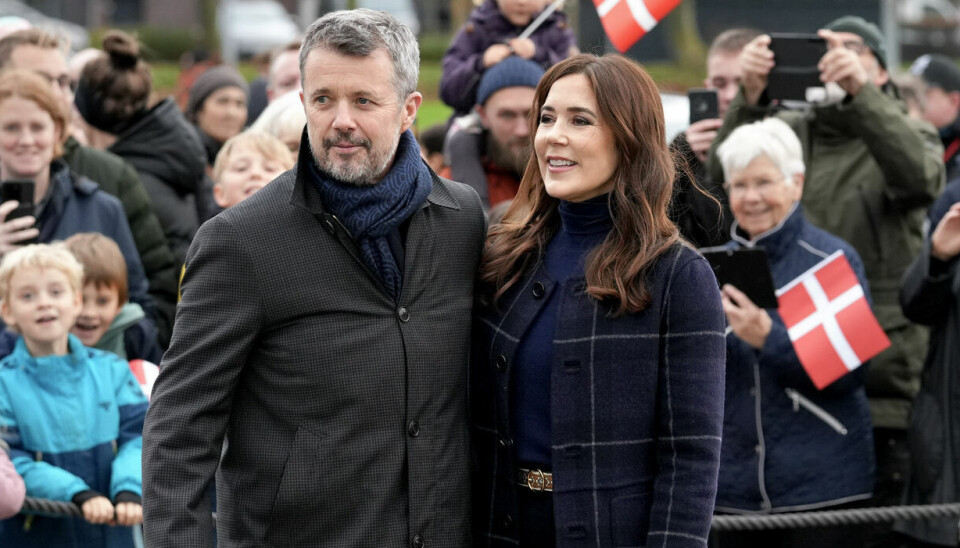 Kronprins Frederik og kronprinsesse Mary møder op i lufthaven for at modtage Kong Felipe og dronning Letizia.