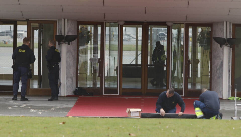 Den røde løber er ved at blive rullet ud, og politiet er på plads.