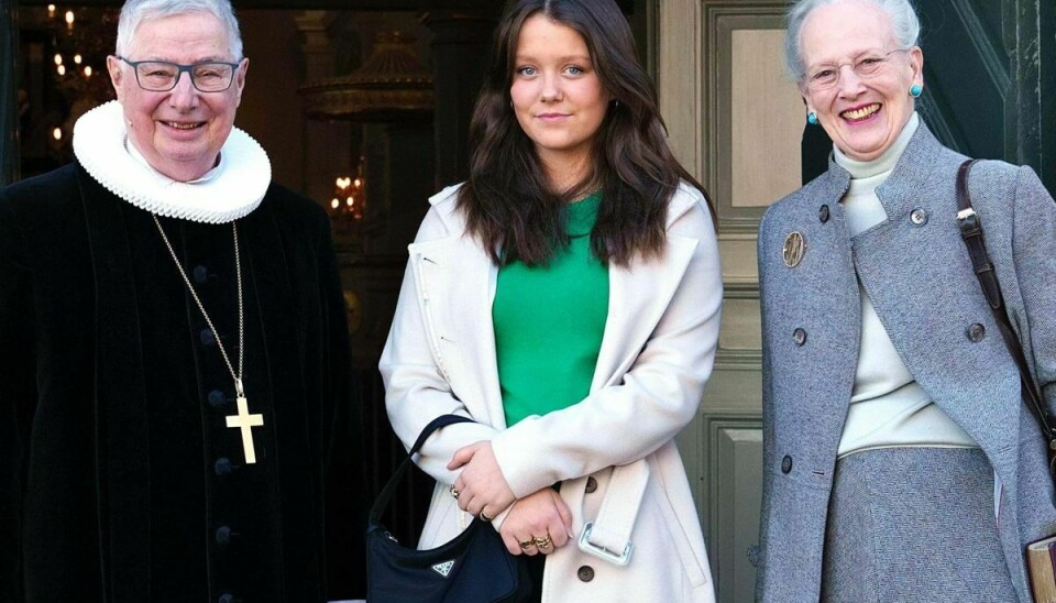 Dronningen og prinsesse Isabella ses her sammen med hjælpepræst Erik Norman Svendsen ved søndagens gudstjeneste i Garnisionskirken.