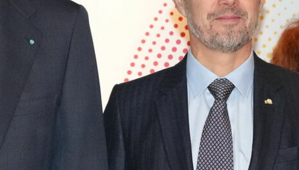 Felipe (til venstre) med den lille lyseblå roset og kronprins Frederik med storkorset af den spanske Isabella den katolskes orden.
