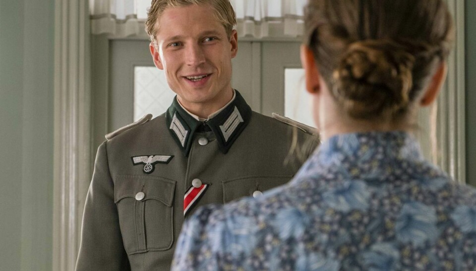 Anton Rubtsov har især mange scener over for Amalie Dollerup, og ifølge det tyske talent er kemien med hans danske kollega eminent både foran og bag kameraet. - Vi griner og fjoller. Amalie synger altid på settet og danser. Jeg synger ikke så godt, så jeg danser bare til. Vi snakker meget om hendes søn, om Berlin og om andre projekter. Amalie og hendes mand, Andreas (Jebro, som også medvirker i 'Badehotellet', red.) er et virkeligt godt par, lyder det fra Anton Rubtsov, som selv er single. (Stillfoto).