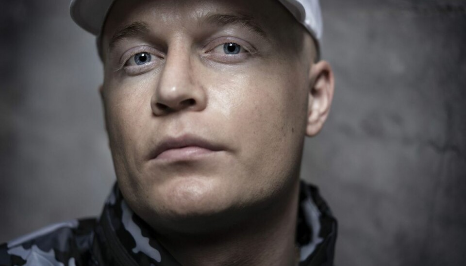 Før hed han bare 'Xander' - men nu lægger han sit berømte efternavn ind i sit kunstnernavn. Før hed han bare 'Xander' - men nu lægger han sit berømte efternavn ind i sit kunstnernavn.