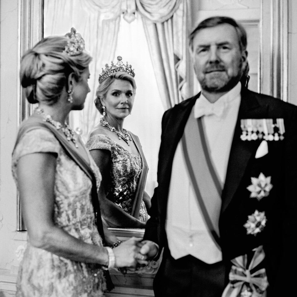 Det skønne sort-hvide billede, hvor kong Willem-Alexander og dronning Maxima meget usædvanligt holder i hånd