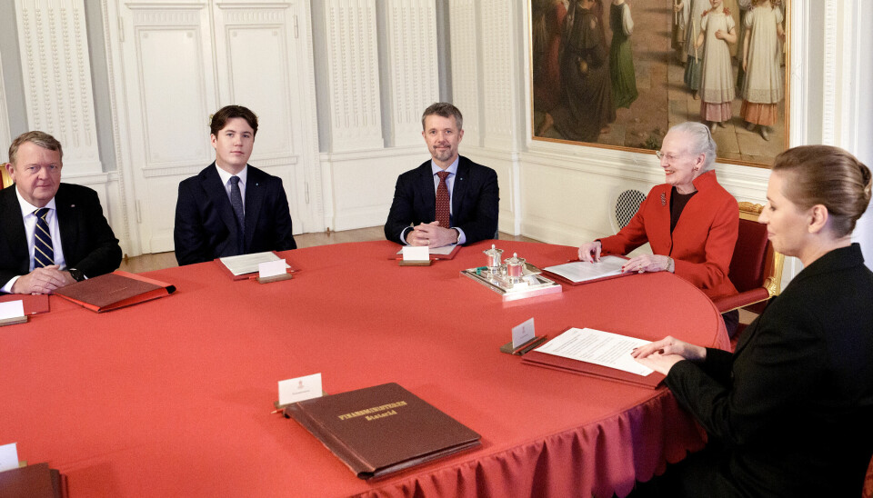 Prins Christian ses her sammen med dronningen, kronprins Frederik, statsminister Mette Frederiksen og udenrigsminister Lars Løkke Rasmussen ved dagens møde i Statsrådet.