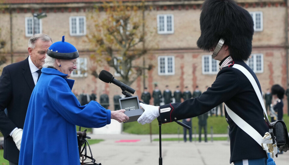Garder Jonathan Mazanti Andersen har onsdag fået overrakt Dronningens Ur af dronning Margrethe på Livgardens kaserne på Rosenborg Slot i København.