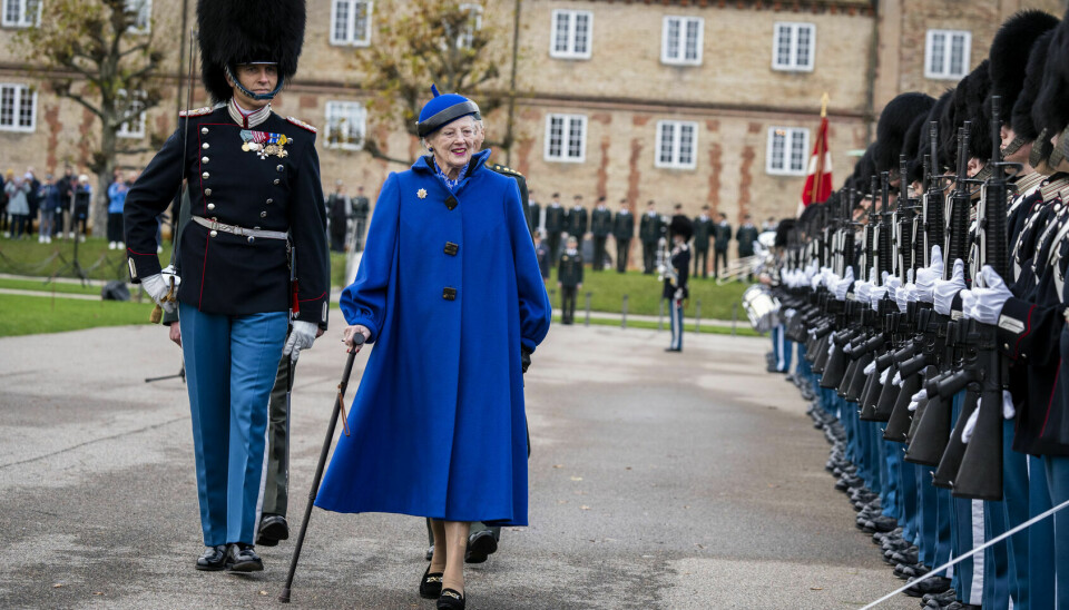 Dronning Margrethe inspicerer tropper under sit besøg hos Den Kongelige Livgarde i København onsdag.