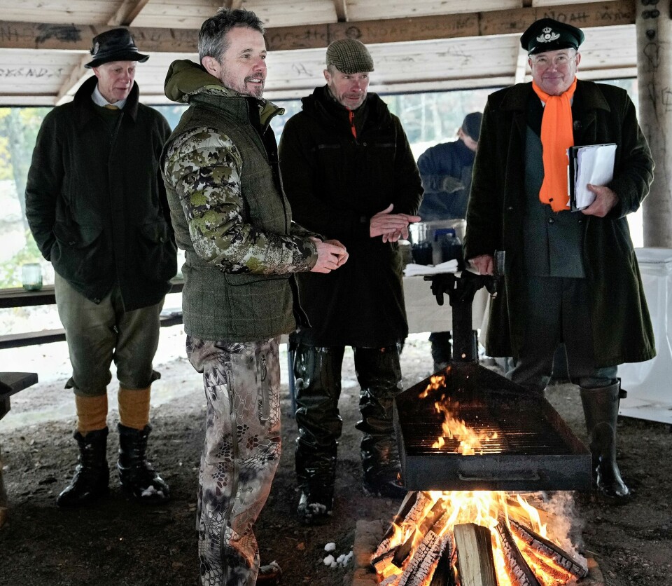 Kronprins Frederik sammenmed nogle af gæsterne i bålhytten under kongejagten i Grib Skov
