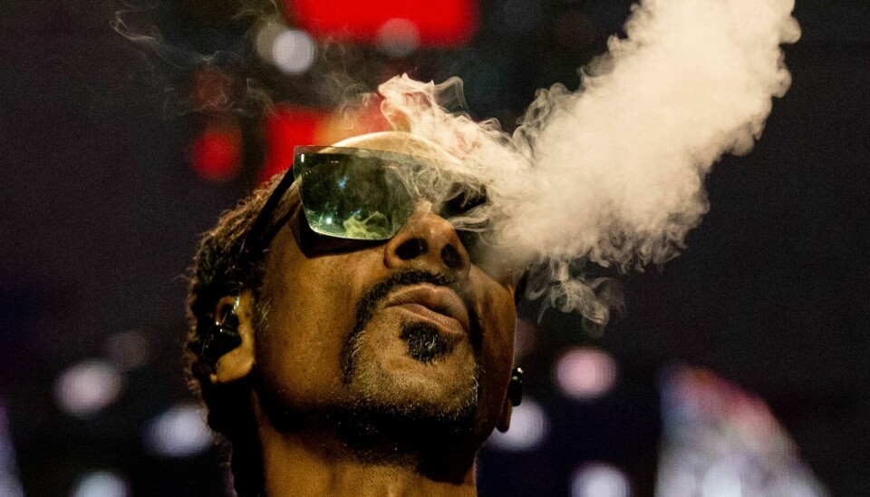 Snoop Dogg er nærmest lige så kendt for sit enorme forbrug af hash, som han er for sin musik. Nu har han tilsyneladende besluttet at komme ud af røgtågerne