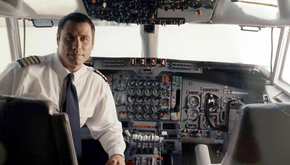 John Travolta ses her i cockpittet på en Boing 707 som han også har licens til at flyve.