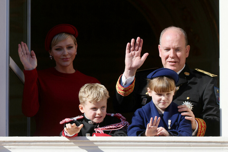 Fyrst Albert og fyrstinde Charlene hilser på folket fra balkonen på paladset sammen med deres 8-årige tvillinger prins Jacques og prinsesse Gabriella