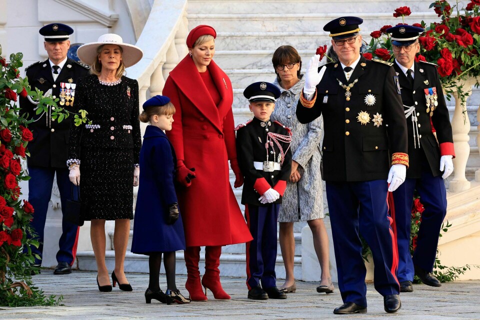 Fyrstefamilien inklusiv prinsesse Caroline og prinsesse Stephanie på paldset i Monavo